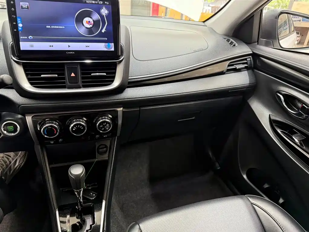 Toyota Yaris L 2022 — фото 12