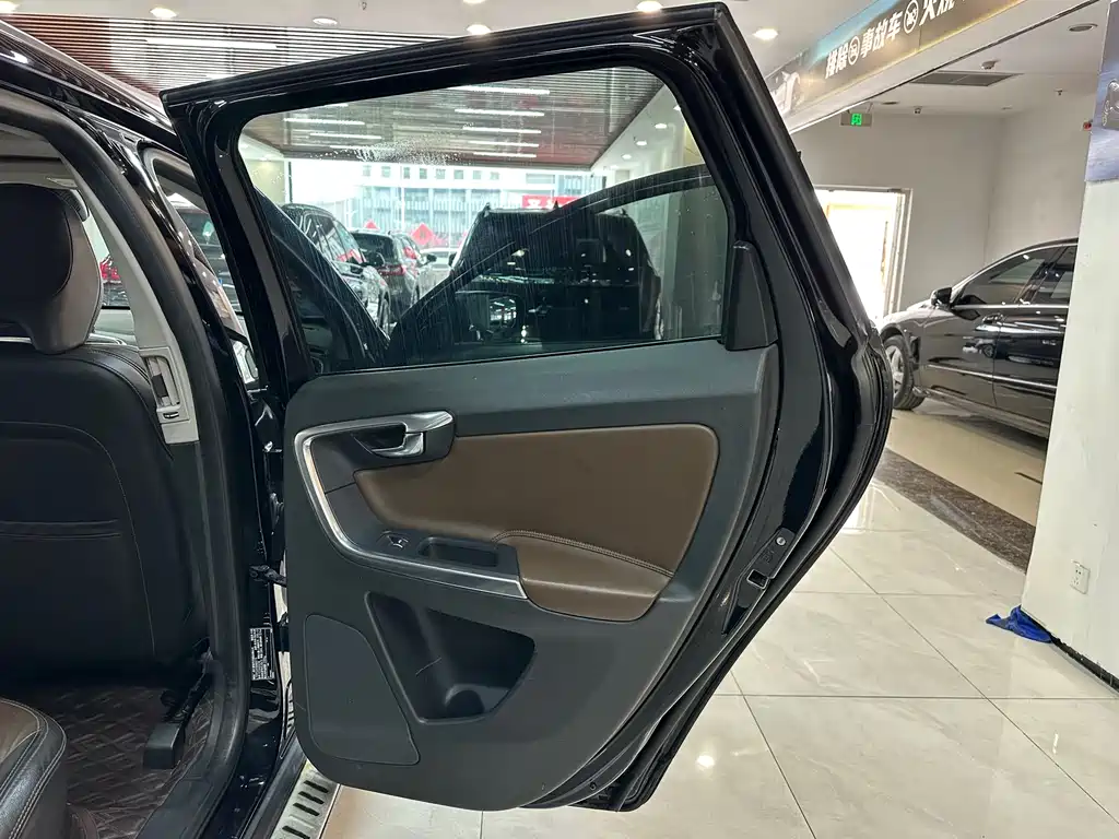Volvo XC60 2016 — фото 13