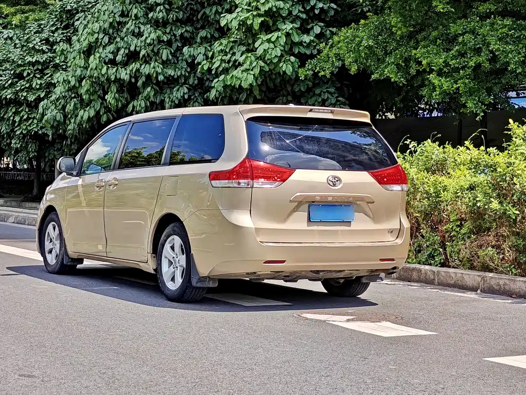 Toyota Sienna 2013 — фото 10