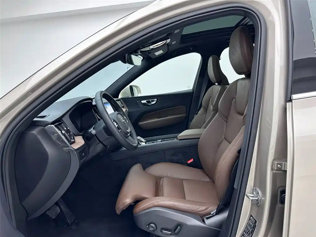 Volvo XC60 2025 — фото 18