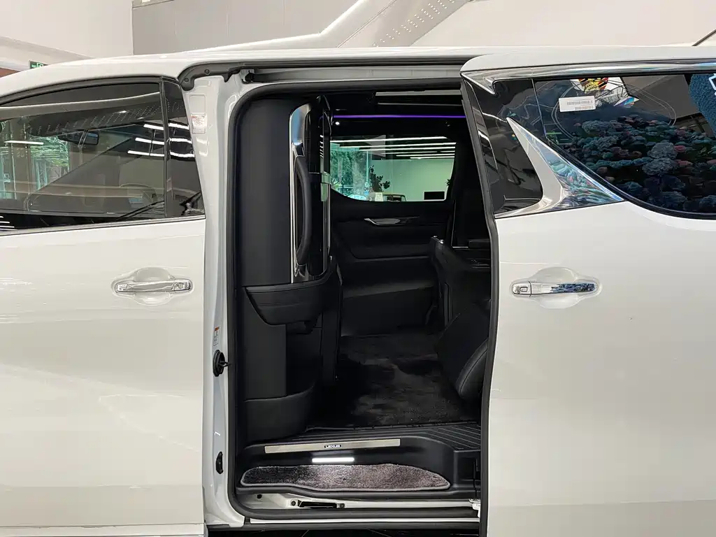 Lexus LM 2021 — фото 18