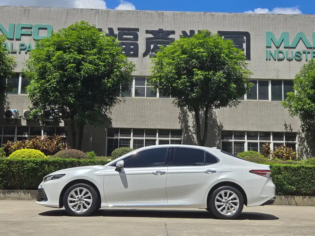 Toyota Camry 2023 — фото 13