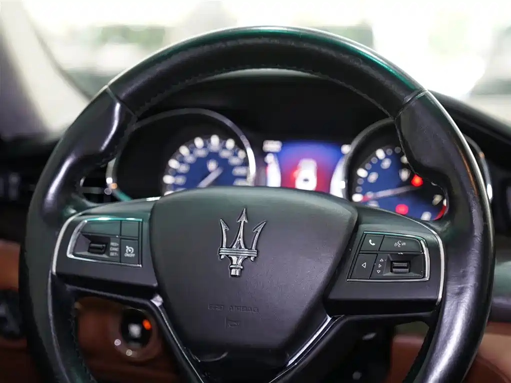 Maserati Quattroporte 2015 — фото 11