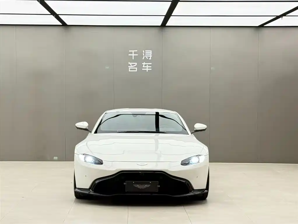Aston Martin V8 Vantage 2020 — фото 2