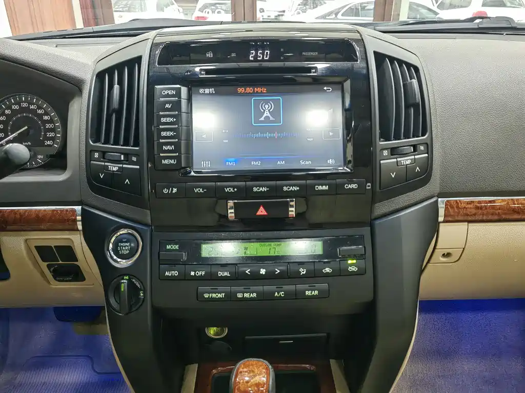 Toyota Land Cruiser 2015 — фото 10