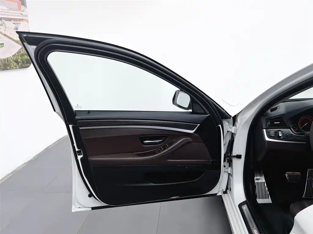 BMW 5 Series 2017 — фото 8