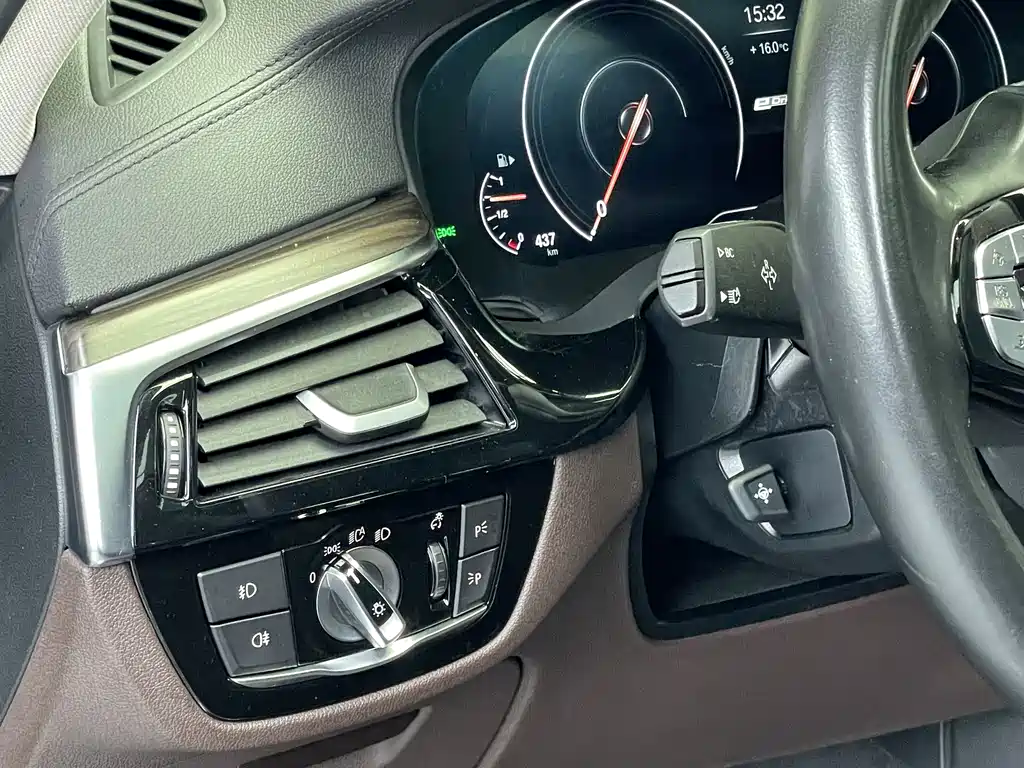 BMW 5 Series New Energy 2019 — фото 11