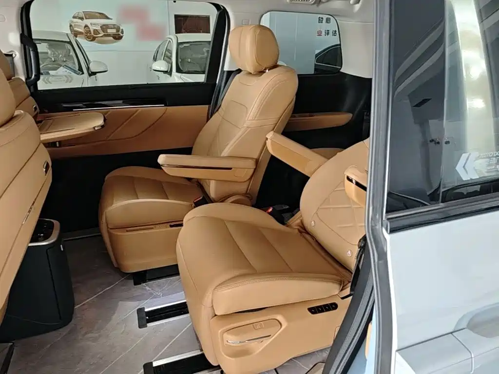 GAC Motor E8 PHEV 2024 — фото 17
