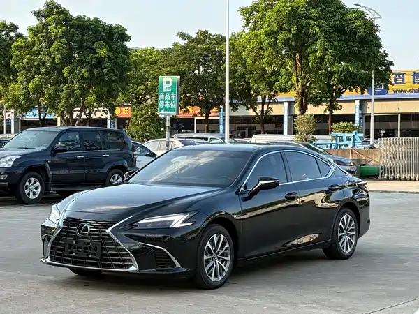 Lexus ES 2025