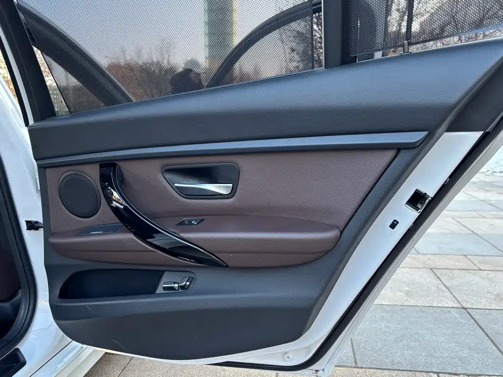 BMW 3 Series 2019 — фото 19