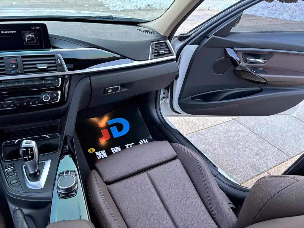 BMW 3 Series 2019 — фото 13