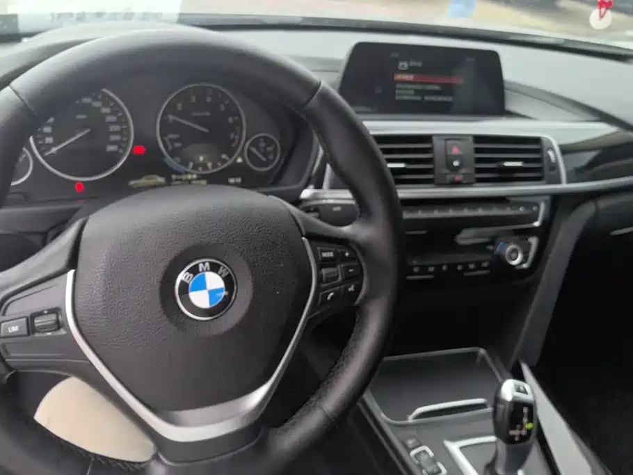 BMW 3 Series 2018 — фото 12