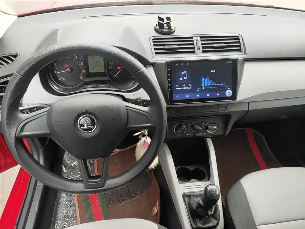 Skoda Fabia 2015 — фото 10
