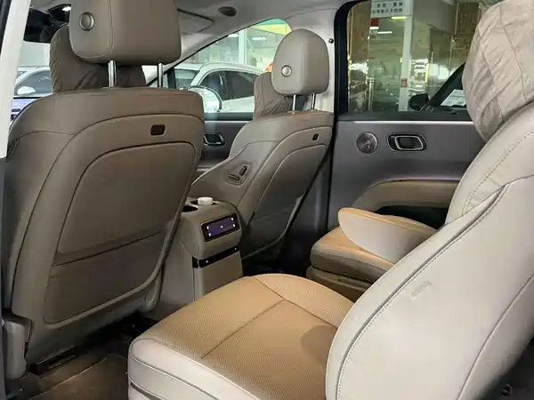 Li Auto i8 2025
