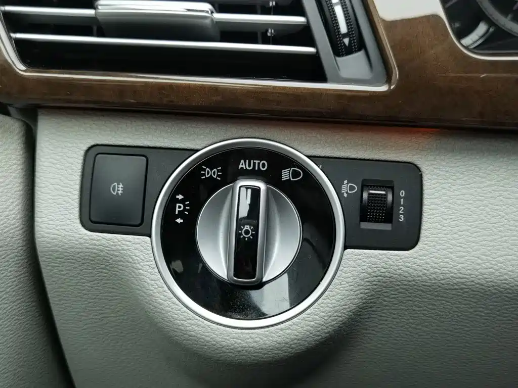Mercedes-Benz E-Class 2013 — фото 21