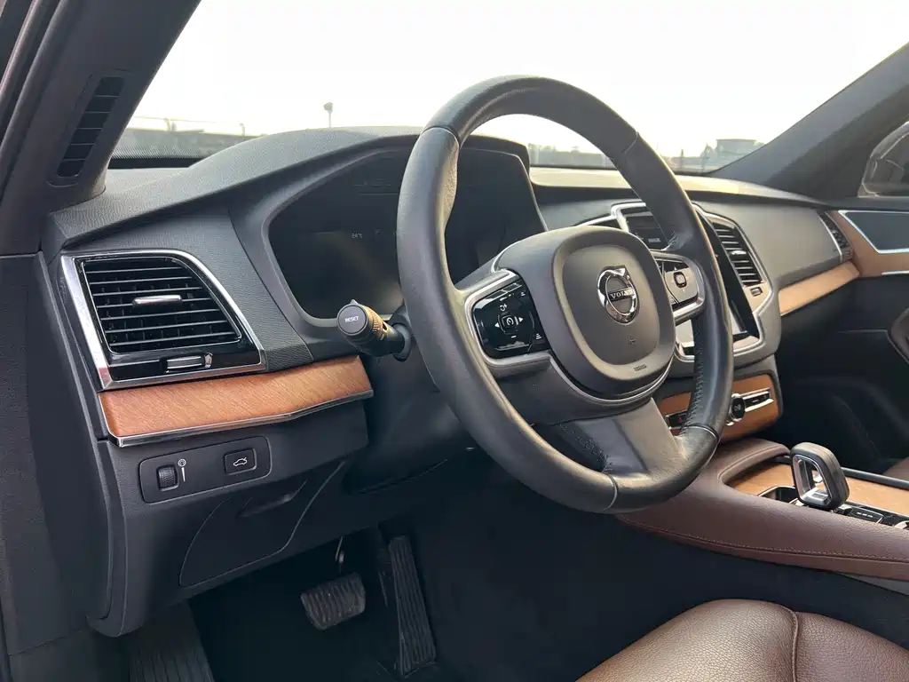 Volvo XC90 2022 — фото 17