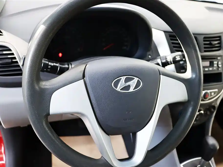 Hyundai Verna 2011 — фото 13