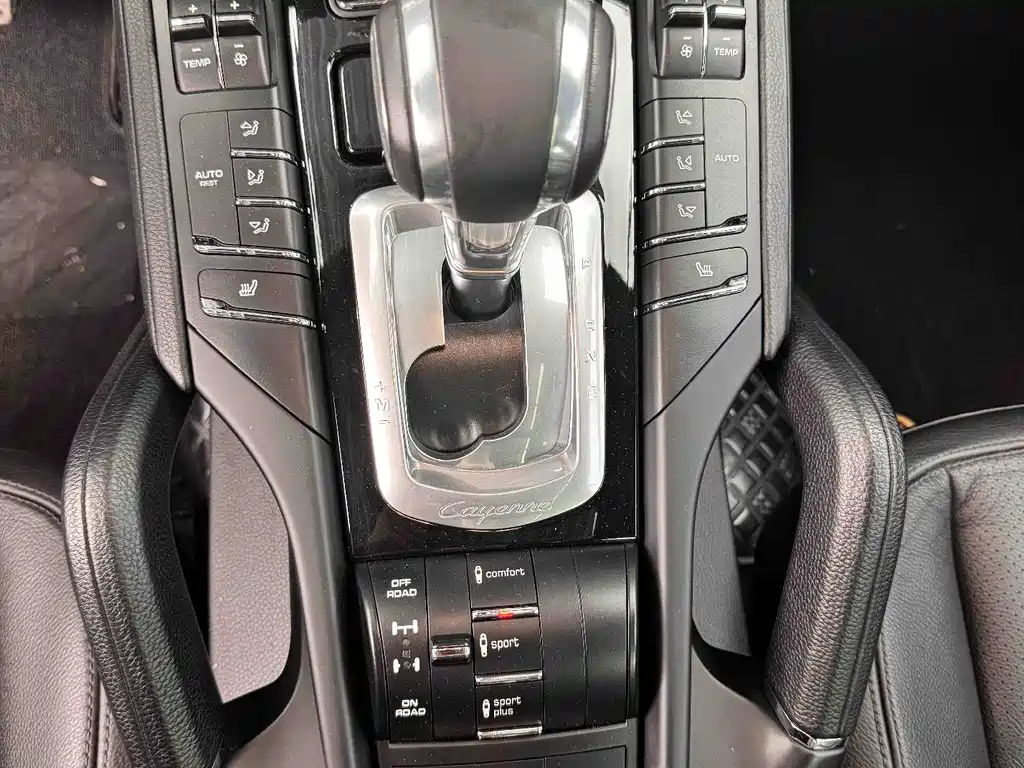 Porsche Cayenne 2017 — фото 11