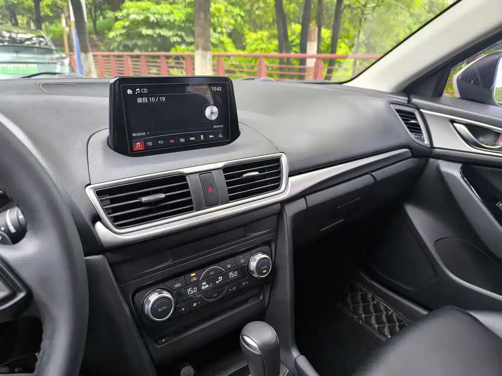 Mazda 3 Axela 2018 — фото 23