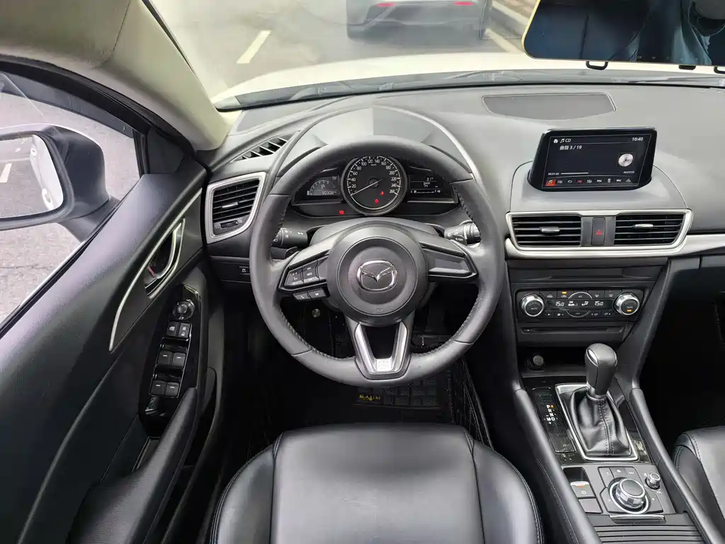 Mazda 3 Axela 2018 — фото 15