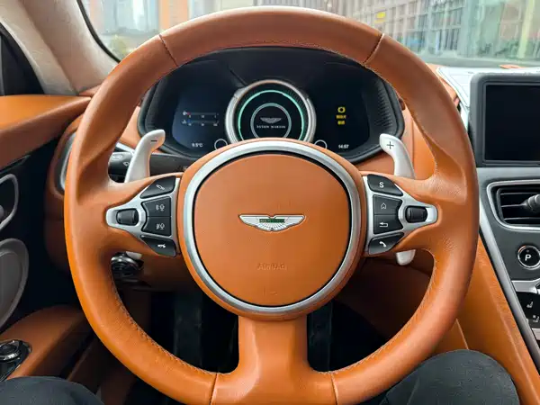 Aston Martin DB11 2019