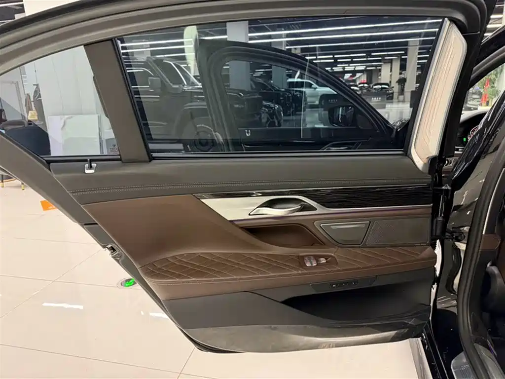 BMW 7 Series 2020 — фото 11