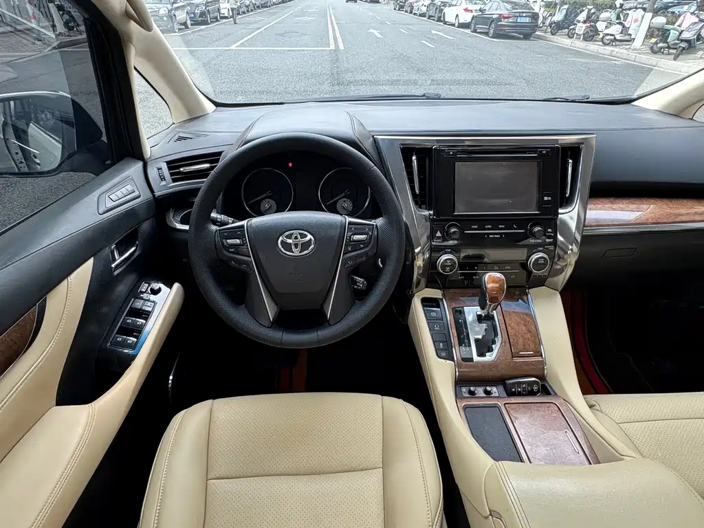 Toyota Alphard 2017 — фото 13