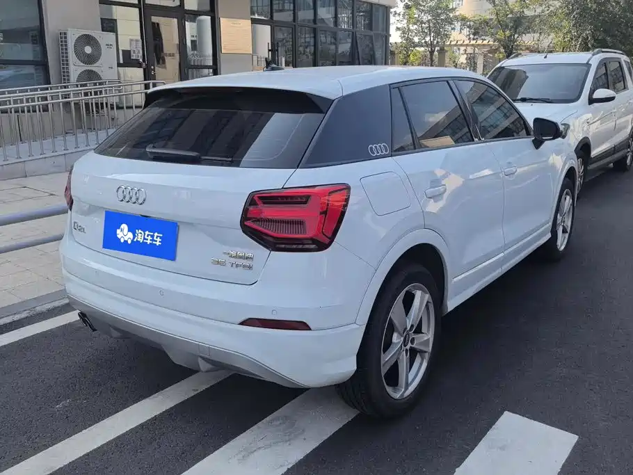 Audi Q2L 2019