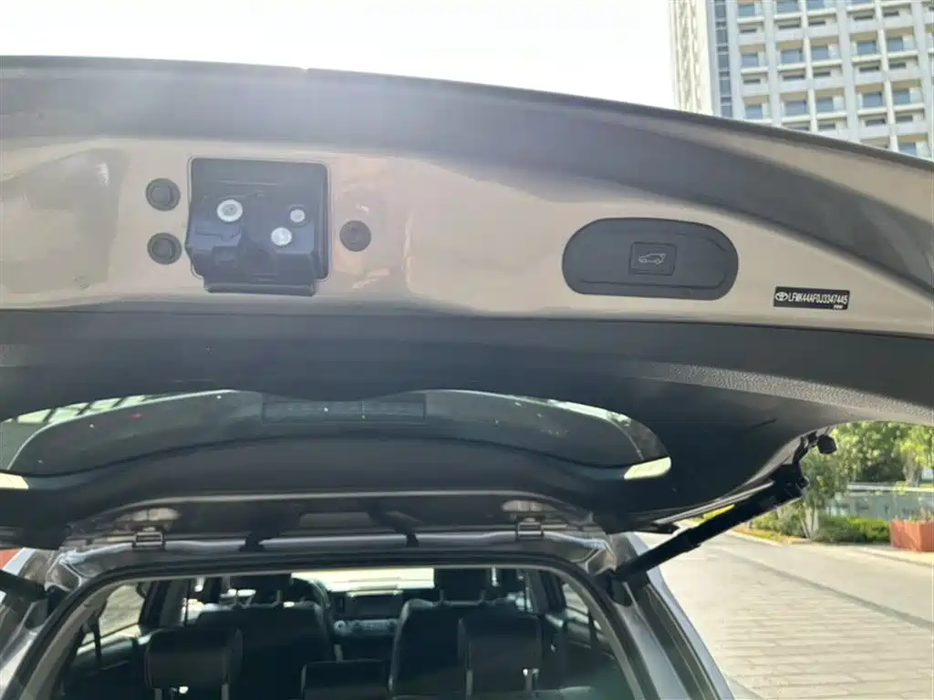 Toyota RAV4 2018 — фото 22