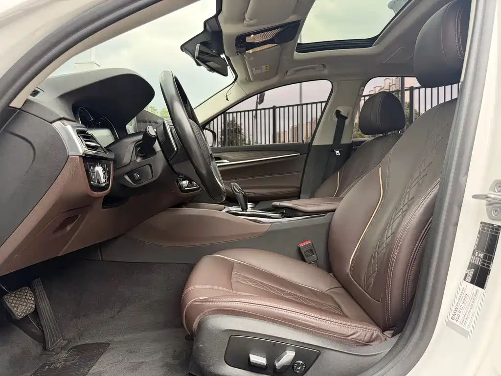 BMW 5 Series 2018 — фото 10