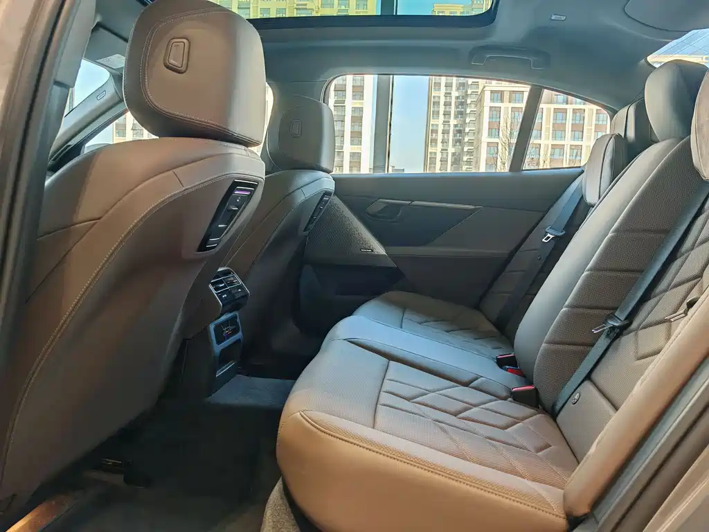 BMW 5 Series 2025 — фото 15