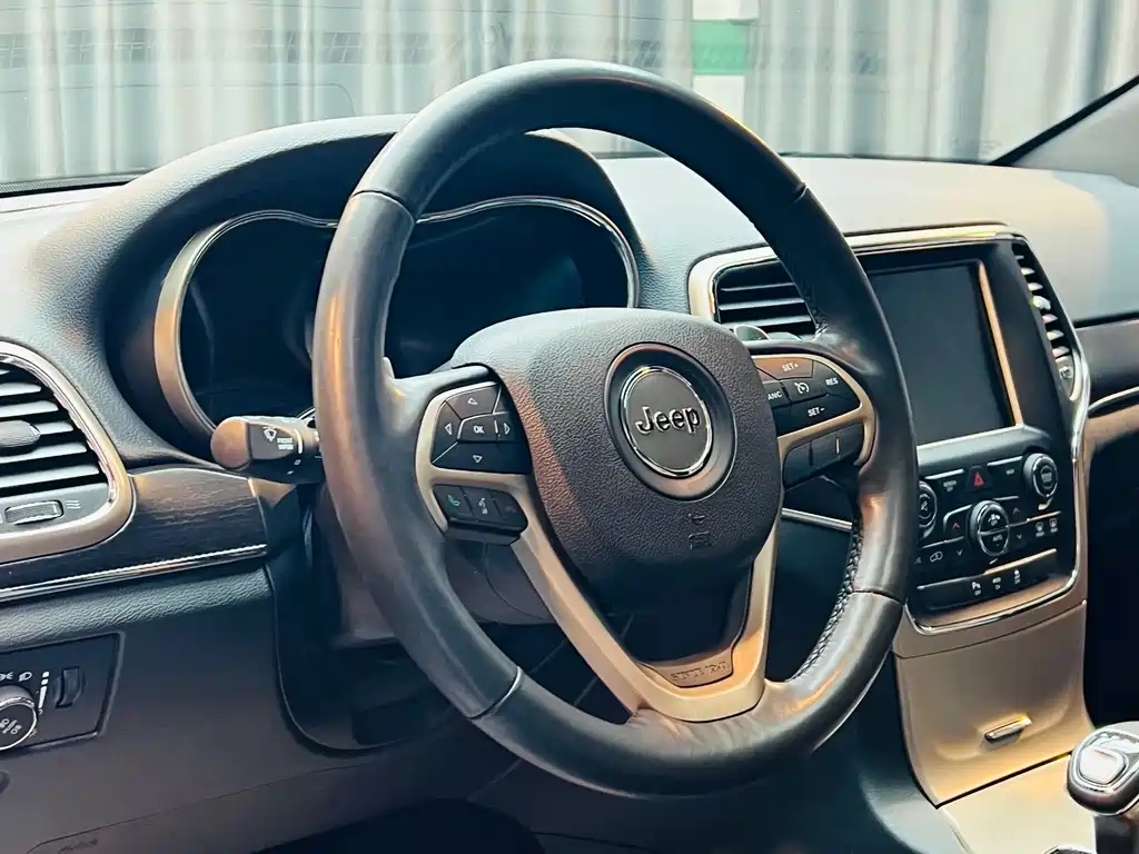 Jeep Grand Cherokee 2015 — фото 15