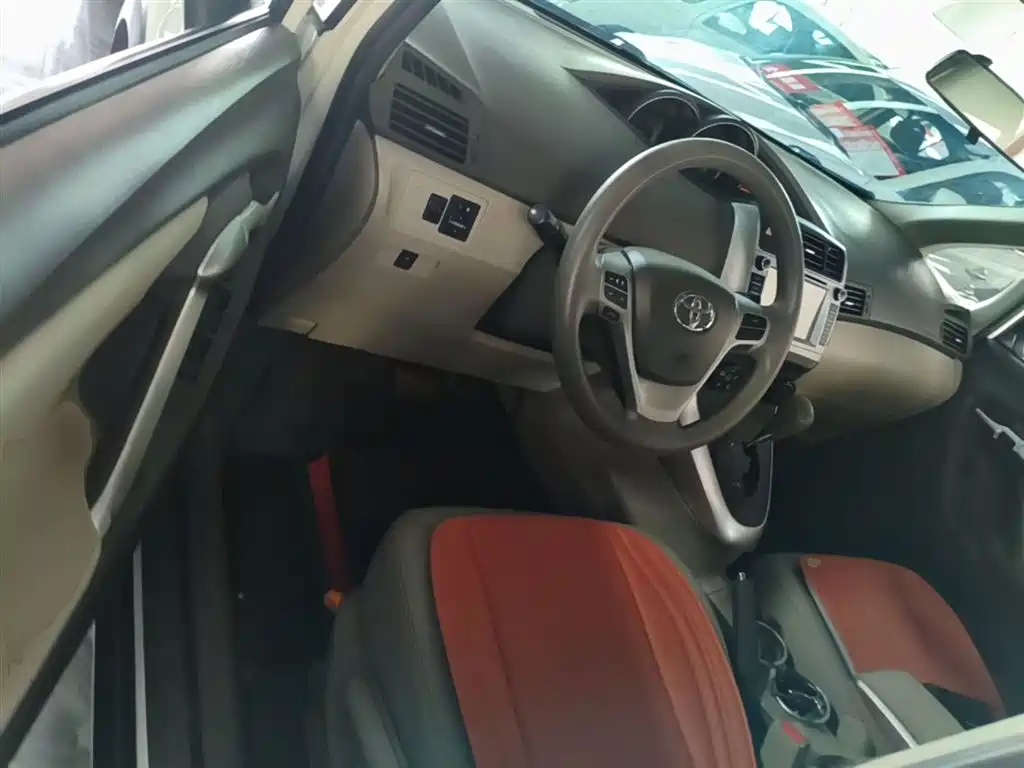Toyota Verso 2015 — фото 16