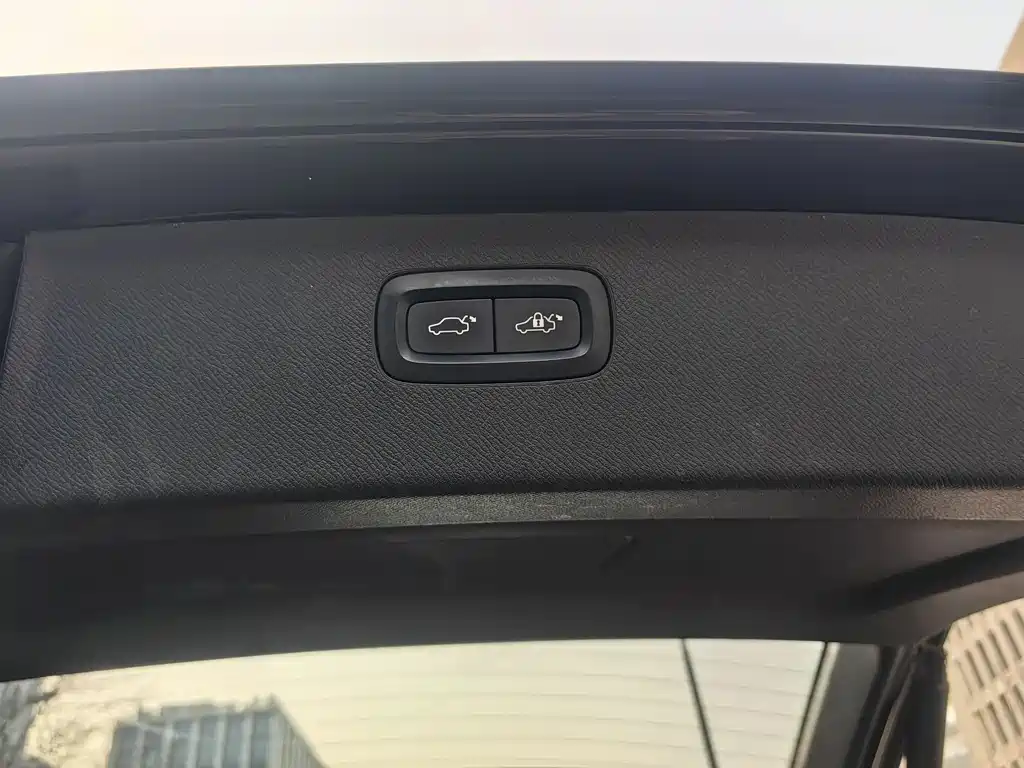 Volvo XC90 2018 — фото 13