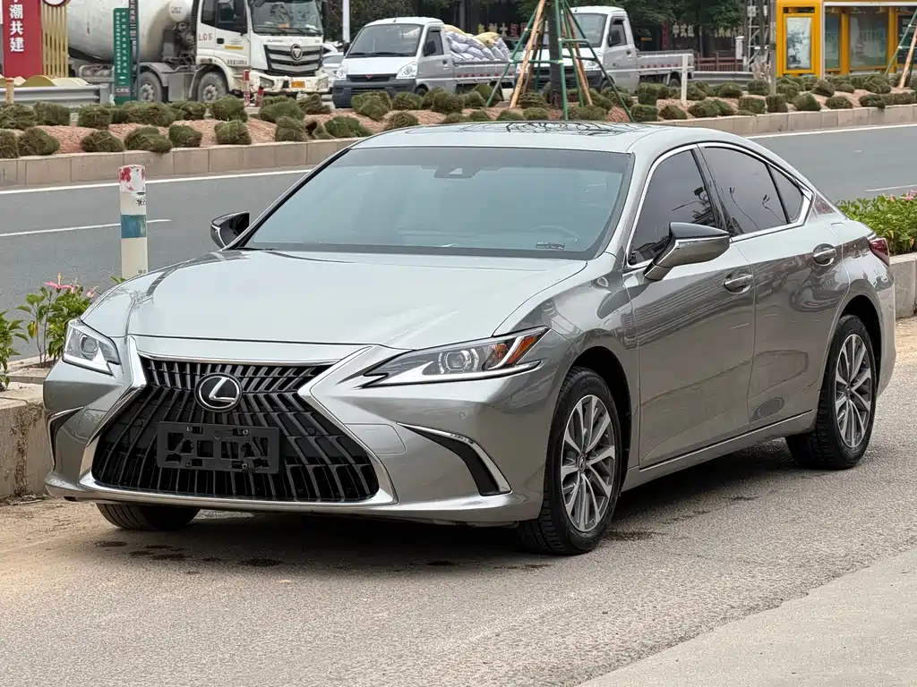 Lexus ES 2023 — фото 1