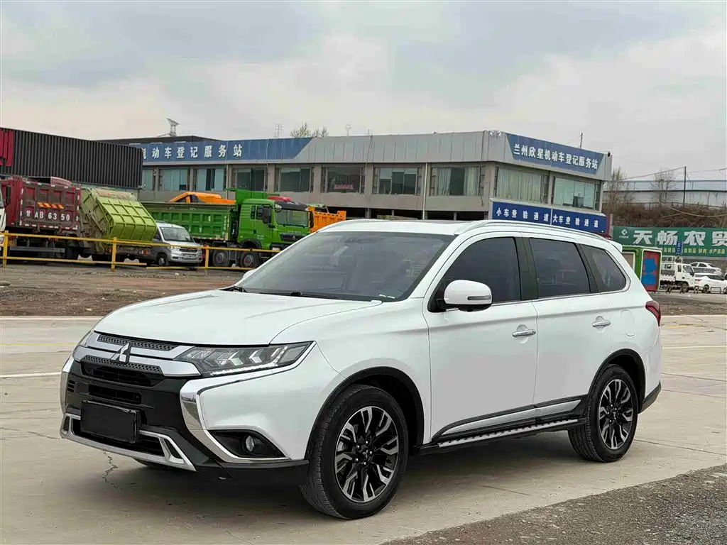 Mitsubishi Outlander 2021 — фото 1