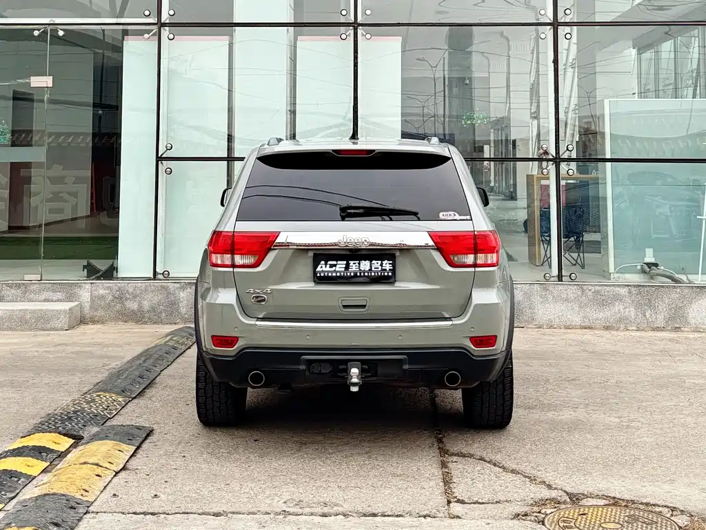 Jeep Grand Cherokee 2012 — фото 3