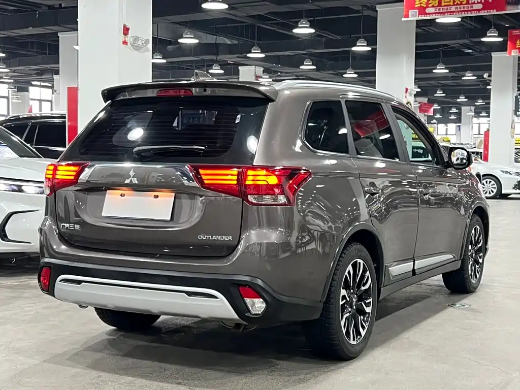 Mitsubishi Outlander 2020 — фото 5