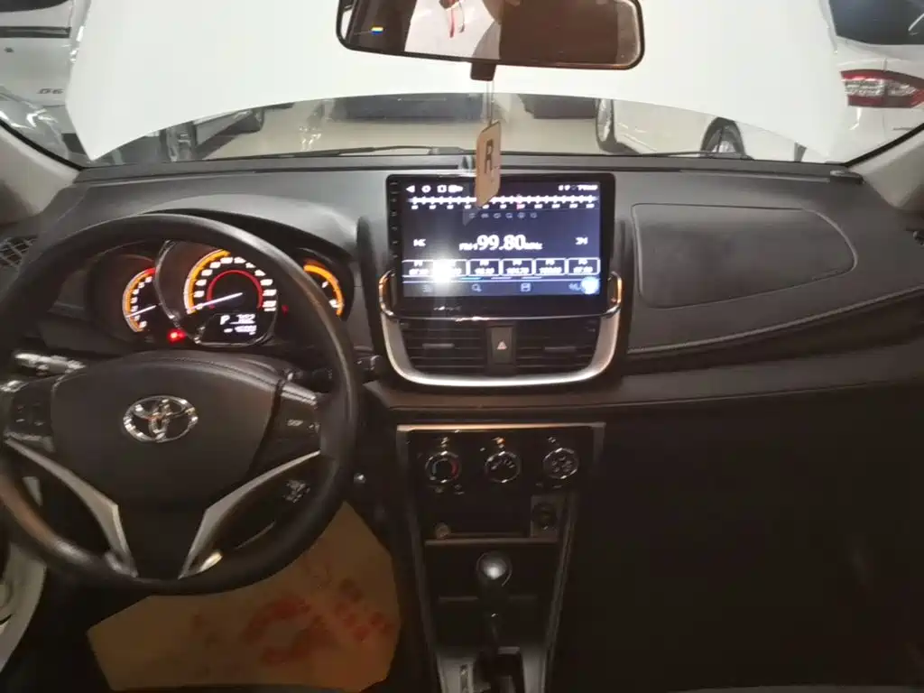 Toyota Yaris L 2023 — фото 13