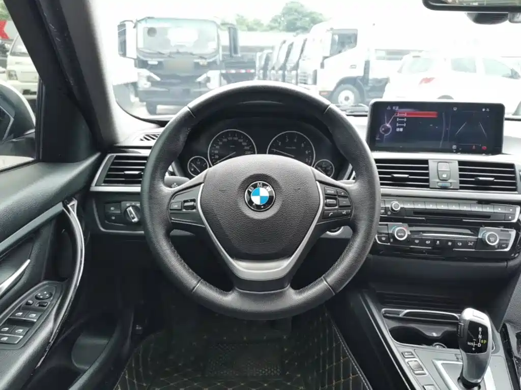 BMW 3 Series 2017 — фото 17