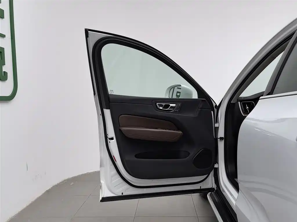 Volvo XC60 2020 — фото 8