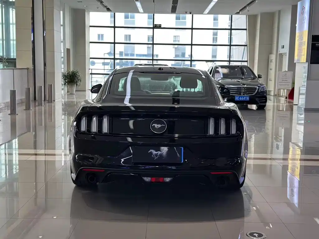 Ford Mustang 2017 — фото 12