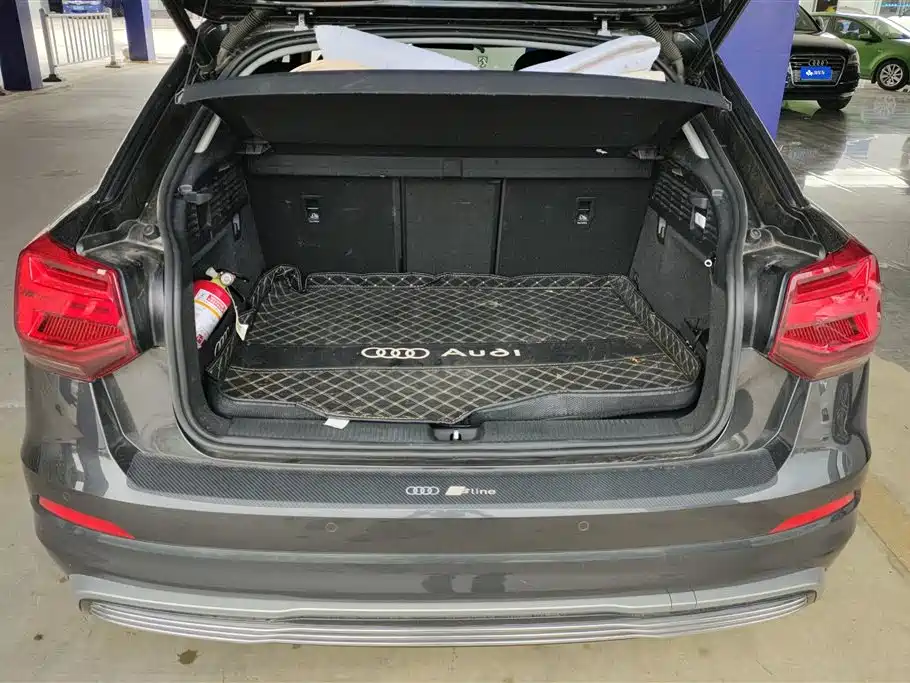 Audi Q2L e-tron 2020 — фото 4