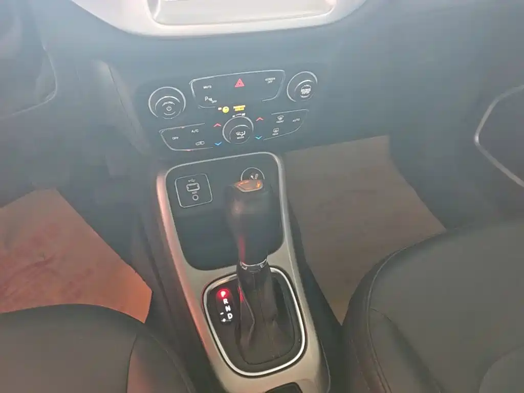 Jeep Compass 2018 — фото 14