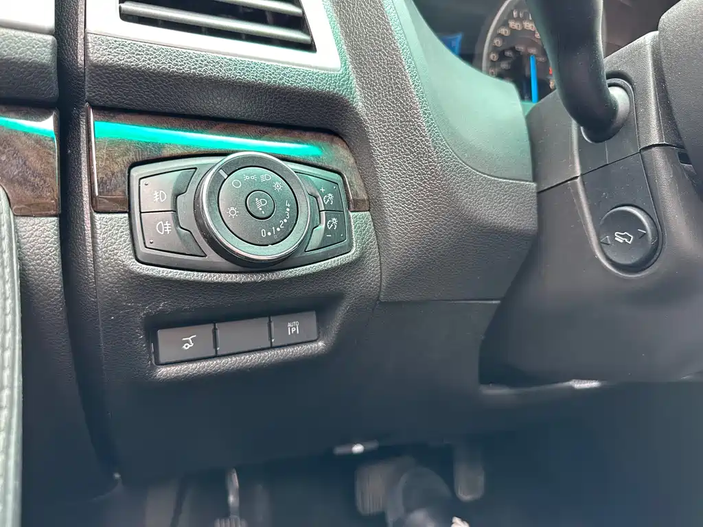 Ford Explorer 2015 — фото 20