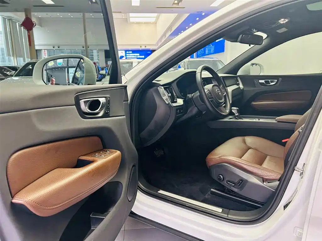 Volvo XC60 2021 — фото 20