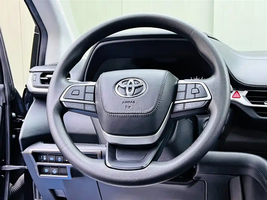Toyota Sienna 2023 — фото 10