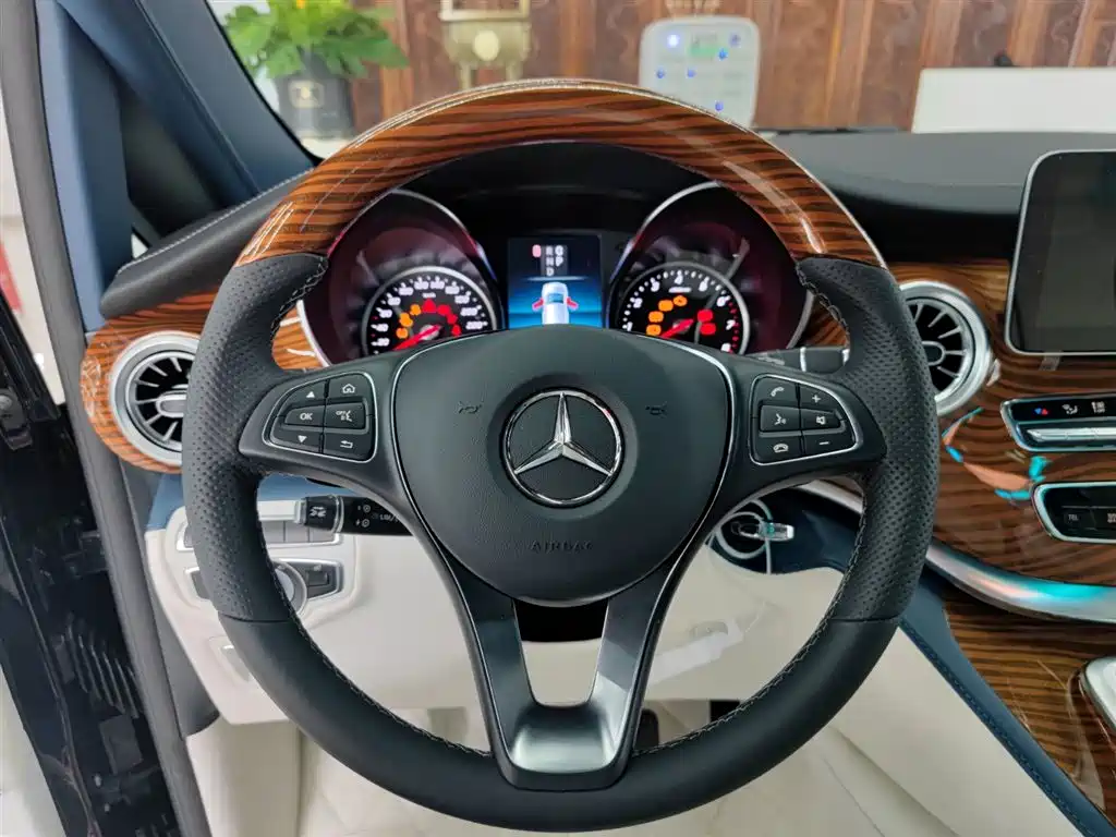 Mercedes-Benz V-Class 2023 — фото 15
