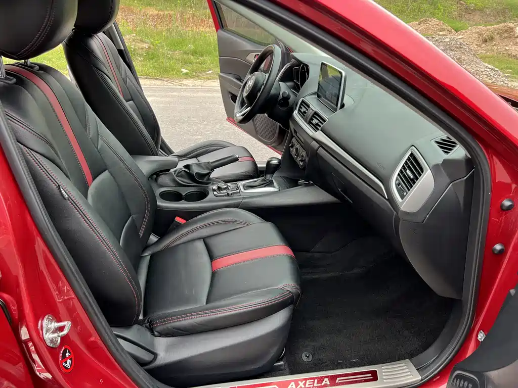 Mazda 3 Axela 2019 — фото 15