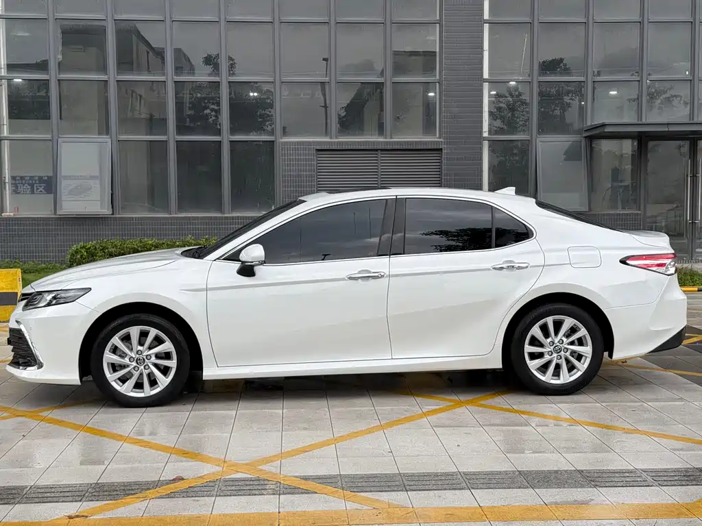 Toyota Camry 2023 — фото 13